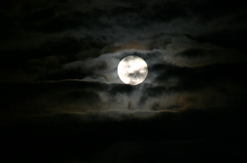 moon-883553_960_720